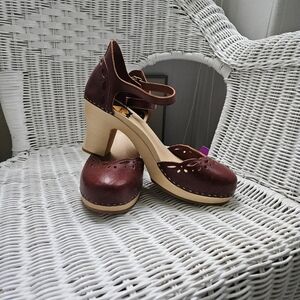 Swedish Hasbeens Clogs, size 41, EUC